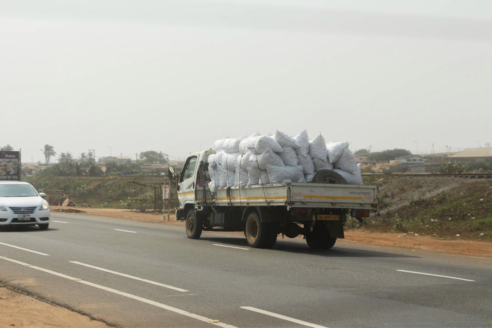 Camion chargé de sacs de marchandises sur la route